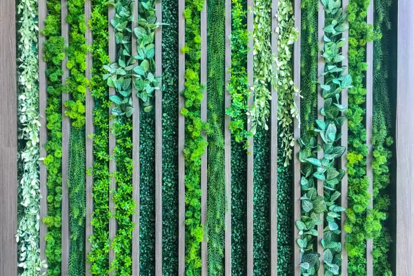 Temperos e Flores em Paredes Vivas: Como o Microclima Criado pelo Jardim Vertical Favorece o Cultivo